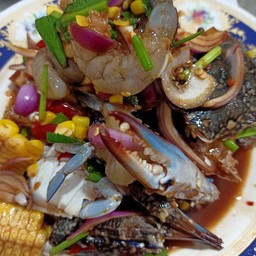 ยำปูม้ากุ้งสด