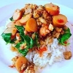 ข้าวราดกะเพราหมูสับ ใส้กรอก+ไข่ดาว