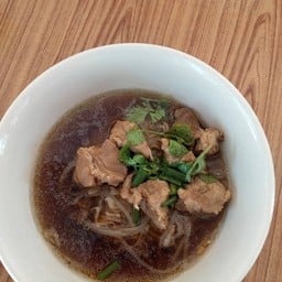 ก๋วยเตี๋ยวหมุน้ำแดงไก่ตุ๋นเพชรบุรีป้าอ้วน