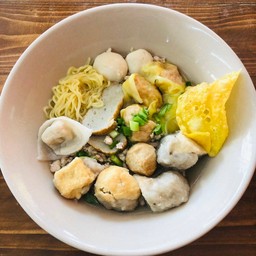 บะหมี่เกี๊ยว เครื่องลูกชิ้นแคะ