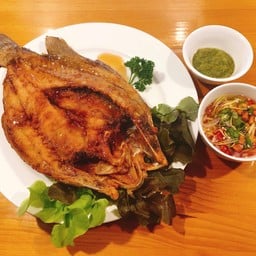 ปลากะพงทอดน้ำปลา พร้อมมะม่วงยำ