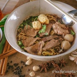 ก๋วยเตี๋ยวหมูตุ๋น ซอยธนูเทพ