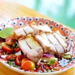 ยำหมูกรอบ