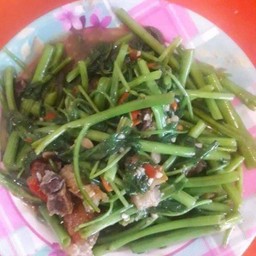 ผัดผักบุ้งหมูกรอบ