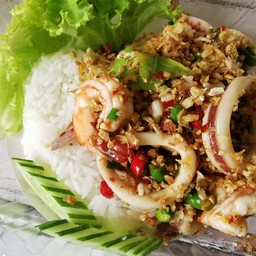 ข้าวราดคั่วพริกเกลือ