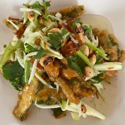 ยำผักบุ้งทอดกรอบ