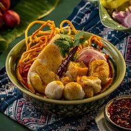 ข้าวซอยรวมลูกชิ้นปลา