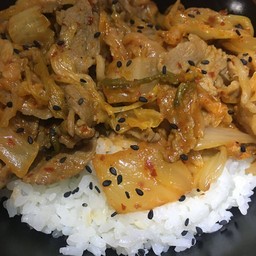 ข้าวหน้าหมูผัดกิมจิ