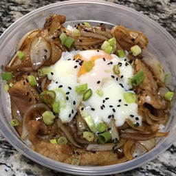 ข้าวหน้าหมูผัดซอสญี่ปุ่น