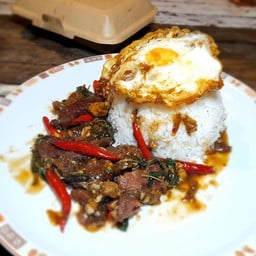 ข้าวกระเพรา เนื้อตุ๋น เจ็ดยอด หมู่บ้านวิมานพรม