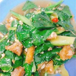 คะน้าหมูกรอบ