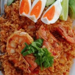 ข้าวผัดน้ำพริกเผากุ้งไข่เค็ม