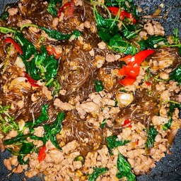 ผัดกระเพราวุ้นเส้น(กับข้าว)