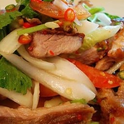 ยำคอหมูย่าง