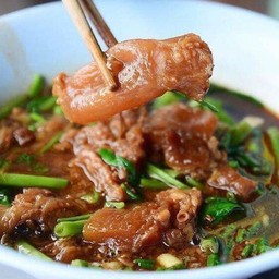 ก๋วยเตี๋ยว-ลูกชิ้นทอด ตอง555