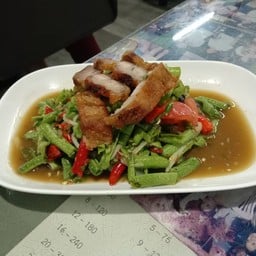 ตำถั่ว ปูปลาร้า หมูกรอบ