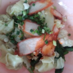 บะหมี่เกี๊ยวหมูแดงหมูกรอบ