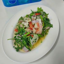 ยํากระเฉด(ใส่หมูสับ.กุ้ง.หมึก)