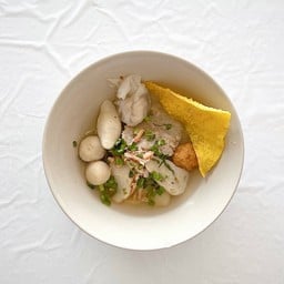 ก๋วยเตี๋ยวรวมเครื่องน้ำใส