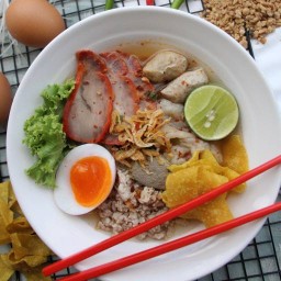 ก๋วยเตี๋ยวต้มยำและตามสั่งทะเล (เกี๊ยวก๊าว)