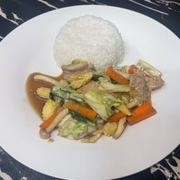 ผัดผักรวมหมูราดข้าว