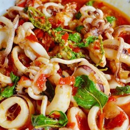 ผัดกระเพราปลาหมึก (กับข้าว)