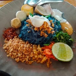 อัญชันยำแห้งรวมปลา