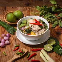 ต้มยำปลากะพงใบกะเพรา.