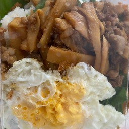 ข้าวราดผัดหน่อไม้เหลืองหมูไข่ดาว