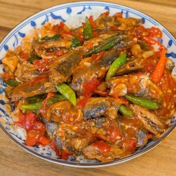 กะเพราปลากระป๋องราดข้าว