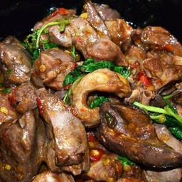 กะเพราเครื่องในไก่