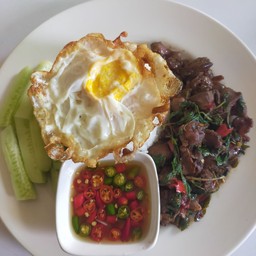 ข้าวกระเพราเครื่องในไก่