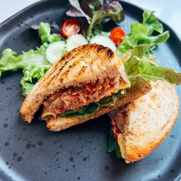 แซนด์วิชทูน่า Tuna sandwich
