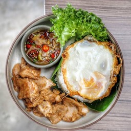 ไก่คั่วกระเทียมราดข้าว