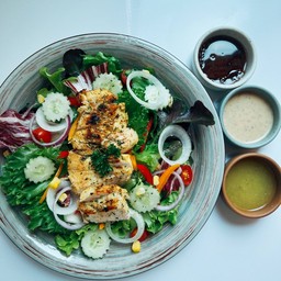 สลัดอกไก่ย่าง Grilled chicken breast salad
