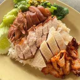 ข้าวมันรวม(ใส่แม่งทุกอย่าง) ไก่+หมูกรอบ+ขาหมู+หมูแดง
