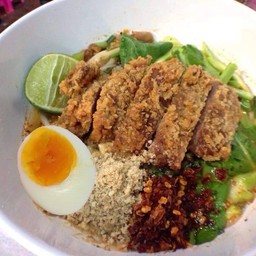 ก๋วยเตี๋ยวหมูทอดต้มยำ