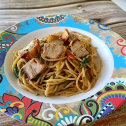 สปาเก็ตตี้ผัดกะเพราหมูกรอบ