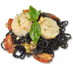 เส้นดำหอยเชลล์ไวท์ไวน์ (Home made squid ink tagliolini Hokkaido scallop white wine)