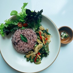 ผัดเขียวหวานราดข้าว Green curry