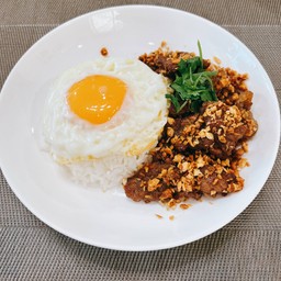 ข้าวเนื้อโคขุนทอดกระเทียมพริกไทยไข่ดาว