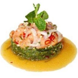 ยำแซลมอนสาหร่ายเย็น (Spicy fresh salmon with japanese seaweed salad)