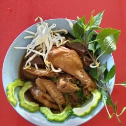 ร้านก๋วยเตี๋ยวไก่มะระ ลุงชัย