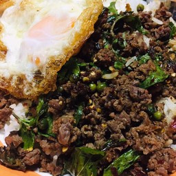 เนื้อผัดใบโหรพาไข่ดาวราดข้าว