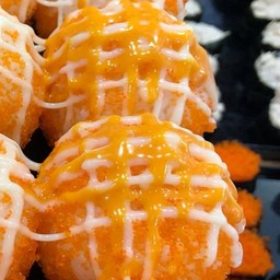 Sushi Ball With Salad And Spicy Sauce