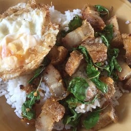 กะเพราหมูกรอบไข่ดาวราดข้าว
