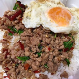 ผัดกระเพราหมูสับไข่ดาวราดข้าว