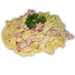 เฟตตูชินี่กอร์กอนโซลา (Home made fettuccine, gorgonzola cream sauce with Italian sausage)