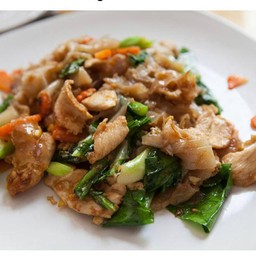 ผัดซีอิ้วไก่ เส้นใหญ่