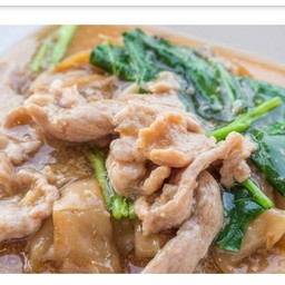 ราดหน้าหมู ไก่  เส้นใหญ่